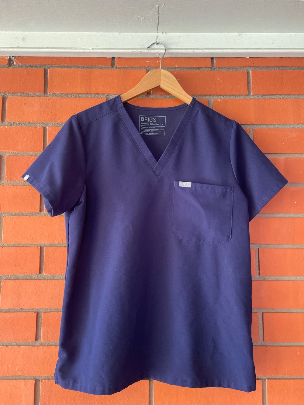 FIGS Women's NAVY Technical Collection Scrub Short Sleeve Top Size Medium